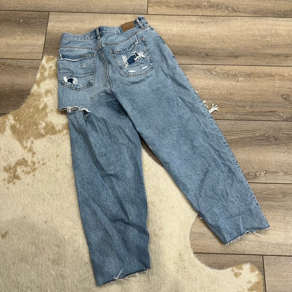 American Eagle distressed ripped relaxed mom jeans - Picture 5 of 7